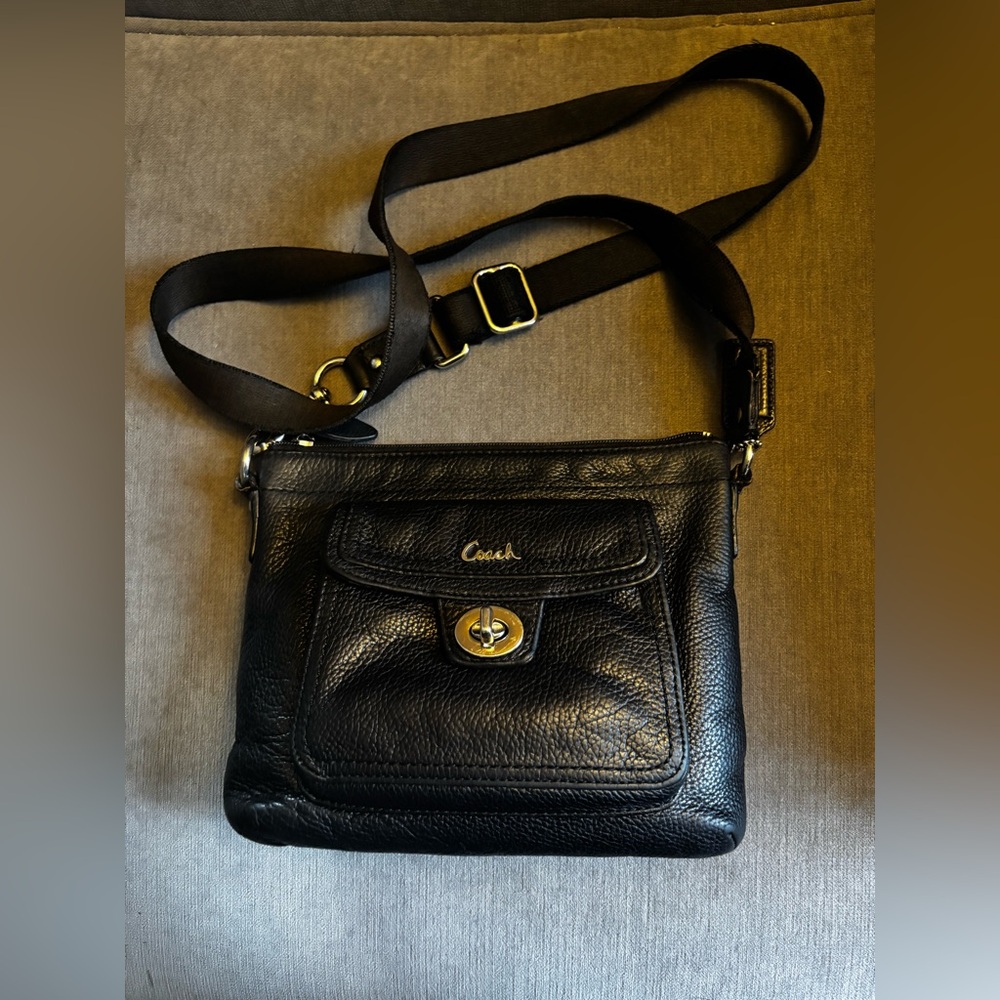COACH(w/COA) Black Pebbled Leather Swingpack Crossbody Bag- Authentic GUC